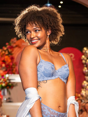 B.Tempt'd Feeling Famous Balconette Bra